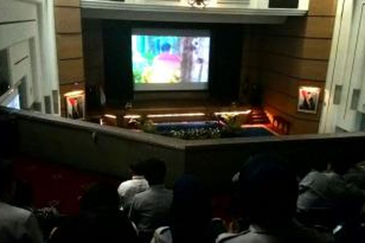 Pegawai Kementerian Perhubungan menonton film dokumenter di Ruang Mataram, Kemenhub, Jakarta, Selasa (9/12/2014).