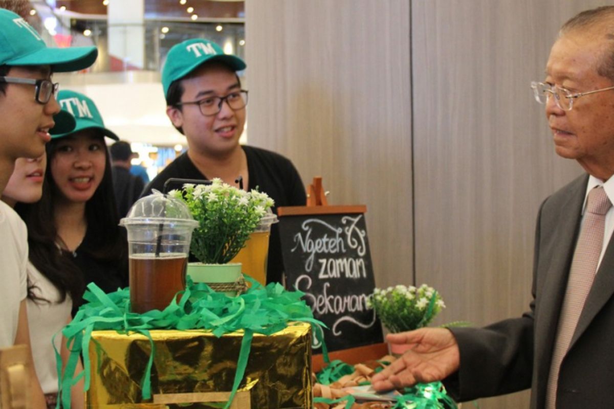 Rektor Podomoro University (PU) Dr. Cosmas Batubara menyaksikan para mahasiswa PU memamerkan bisnis Teh Menari dalam pameran di Neo SOHO Podomoro City, Jakarta.