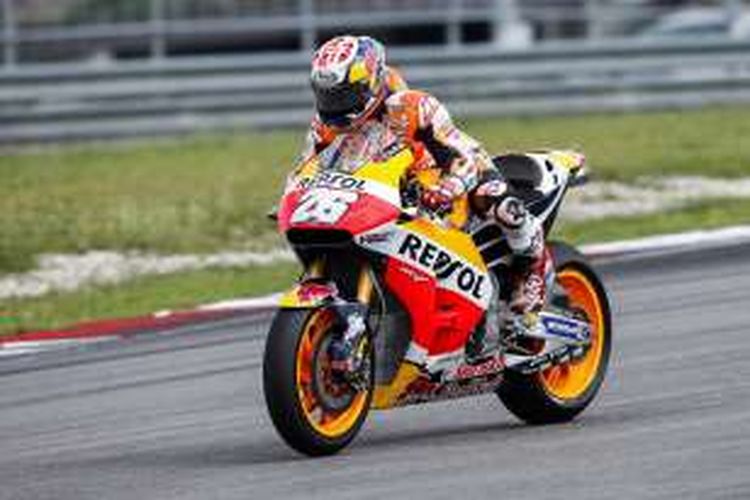 Pebalap Repsol Honda asal Spanyol, Dani Pedrosa, memacu motornya pada hari kedua tes pramusim di Sirkuit Sepang, Malaysia, Selasa (2/2/2016).