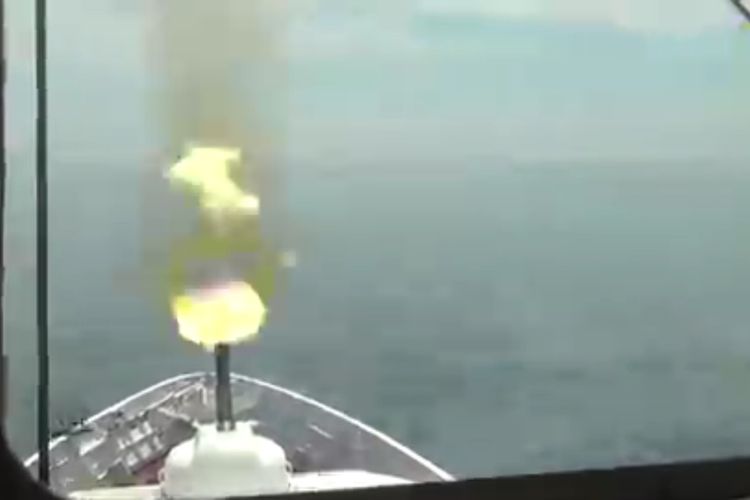 Tangkapan layar video yang dirilis Keamanan Federal Rusia (FSB) pada Kamis (24/6/2021)  yang menunjukkansatu unit kapal penjaga pantai Rusia memberi tembakan peringatan kepada kapal perusak HMS Defender Angkatan Laut Kerajaan Inggris karena akan melanggar perbatasan negara.