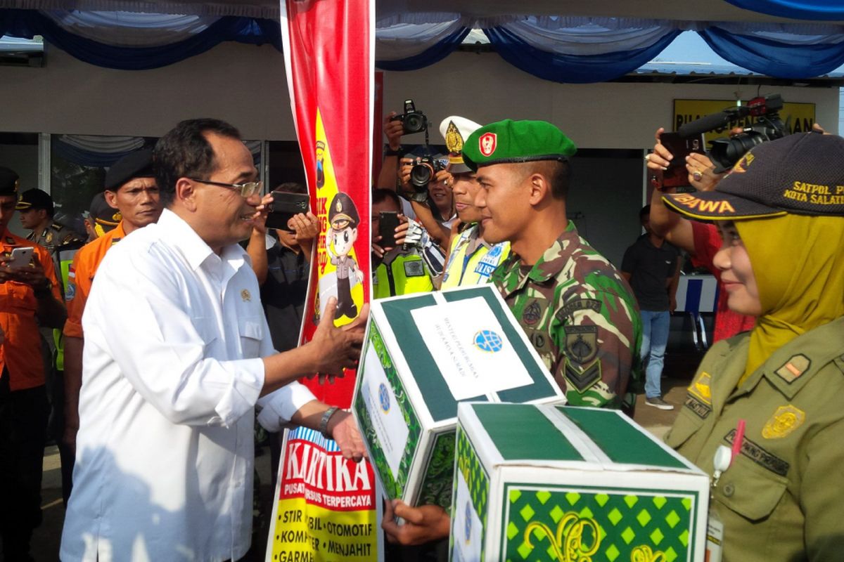 Menteri Perhubungan RI Budi Karya Sumadi menyerahkan bingkisan lebaran kepada para petugas di Pos Pengamanan Operasi Ramadniya Candi 2017 di Exit Tol Tingkir, Salatiga, Kamis (29/6/2017) sore.