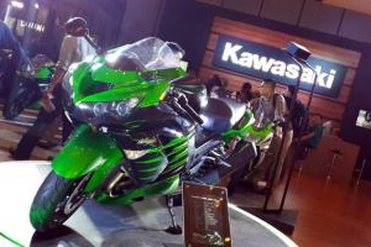 Kawasaki ZX-14R Ohlins menjadi andalan Kawasaki Motor Indonesia sebagai penarik perhatian di IMoS 2014.