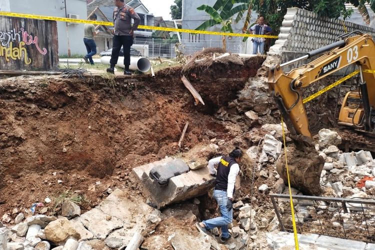 Lokasi empat pekerja proyek normalisasi Kali Serua tertimpa reruntuhan tempok di Perumahan Villa Bintaro Regency Blok I, RT 009 RT 012, Pondok Kacang Timur, Pondok Aren Kota Tangerang Selatan pada Jumat (6/10/2023).