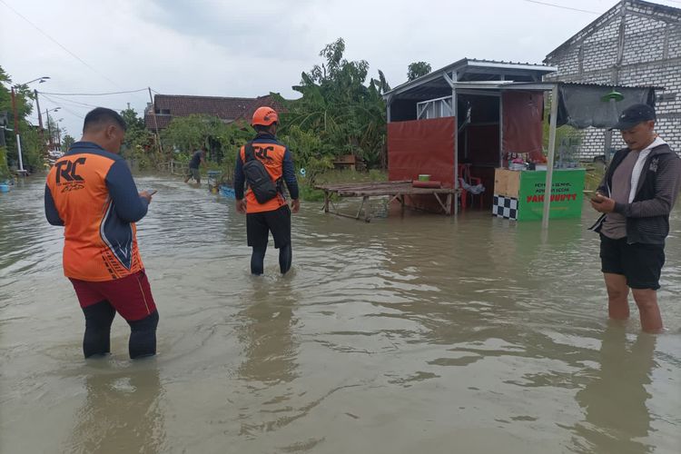 Luapan sungai Kali Lamong menyebabkan fasilitas umum, sawah hingga rumah pada tiga kecamatan di Gresik, Jawa Timur, terendam banjir, Senin (19/2/2024).