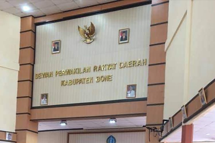 Ruang rapat Dewan Perwakilan Rakyat Daerah (DPRD) Kabupaten Bone, Sulawesi Selatan mengalami kerusakan pasca keributan saat pembahasan APBD tahun 2023. Kamis, (8/6/2023).