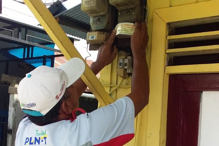 Petugas PLN Samarinda sedang membaca meter listrik pelanggan di Samarinda, Februari 2020. 