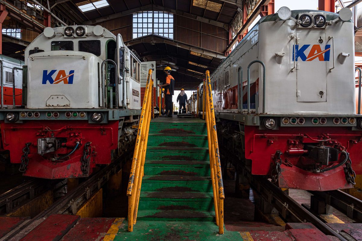 Petugas melakukan perawatan lokomotif kereta api di Depo Lokomotif Semarang Poncol, Semarang, Jawa Tengah, Rabu (20/4/2022). Perawatan secara intensif seluruh lokomotif yang dioperasikan PT KAI DAOP 4 Semarang itu sebagai upaya kesiapan serta untuk menjamin keselamatan perjalanan kereta api pada masa angkutan Lebaran.