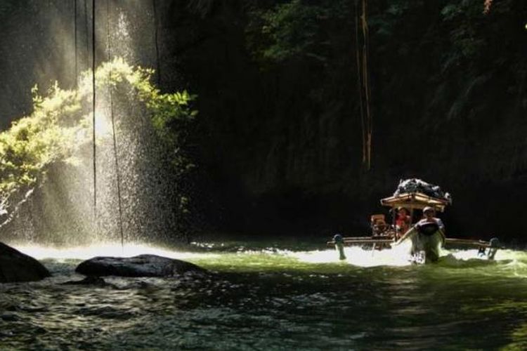 Wisatawan menggunakan perahu mengunjungi obyek wisata Green Canyon, Cijulang, Pangandaran, Jawa Barat, Sabtu (4/5/2013). Obyek wisata ini menawarkan keindahan dinding bebatuan yang ditutupi lumut dan wisatawan dapan menikmatinya dengan menyusuri sungai menggunakan perahu.