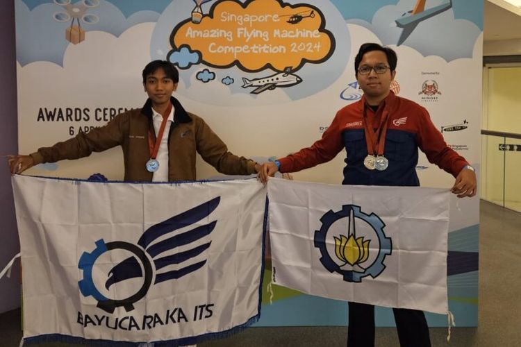 Anggota tim Bayucaraka ITS, Achmad Iqbal Akbari (kiri) dan I Gusti Made A ketika menerima medali juara SAFMC 2024 di upacara penghargaan pada Sabtu (6/4/2024)