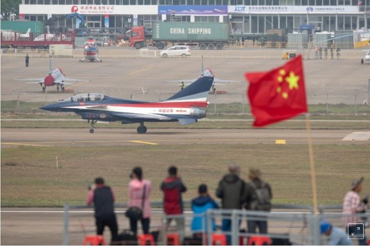 Orang-orang mengambil foto pesawat Tim Bayi Aerobatik Angkatan Udara Tentara Pembebasan Rakyat China (PLAAF) selama uji terbang menjelang Pameran Penerbangan dan Dirgantara Internasional China, atau Zhuhai Airshow di Zhuhai, provinsi Guangdong, China 3 November 2018. Gambar diambil 3 November 2018.
