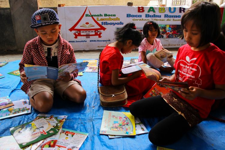 Aktivitas anak-anak di Rumah Baca Lembah Sibayak di Desa Doulu, Kecamatan Berastagi, Kabupaten Karo, Sumatera Utara.