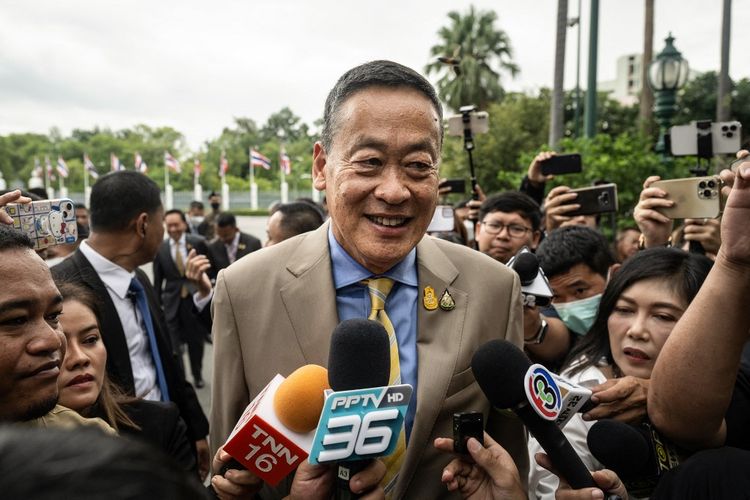 Perdana Menteri Thailand Srettha Thavisin dikerumuni oleh para wartawan sebelum rapat kabinet resmi pertama di Government House di Bangkok pada 6 September 2023. Dia bicara tak setuju ganja dipakai untuk rekreasi.
