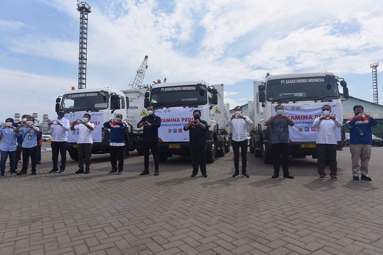 Menteri Badan Usaha Milik Negara (Menteri BUMN) Erick Tohir dan Ketua Komisi VI DPR RI Faisol Riza saat meninjau langsung kedatangan 6  ISO Tank di Pelabuhan Tanjung Priok, Sabtu (10/7/2021) 