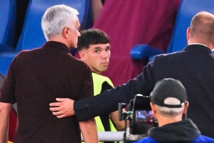 Jose Mourinho (kiri) dikawal oleh seorang ofisial setelah menerima kartu merah dalam laga pekan ketujuh Liga Italia 2022-2023 antara AS Roma dan Atalanta di Stadion Olimpico, Roma, Minggu (18/9/2022) malam WIB.