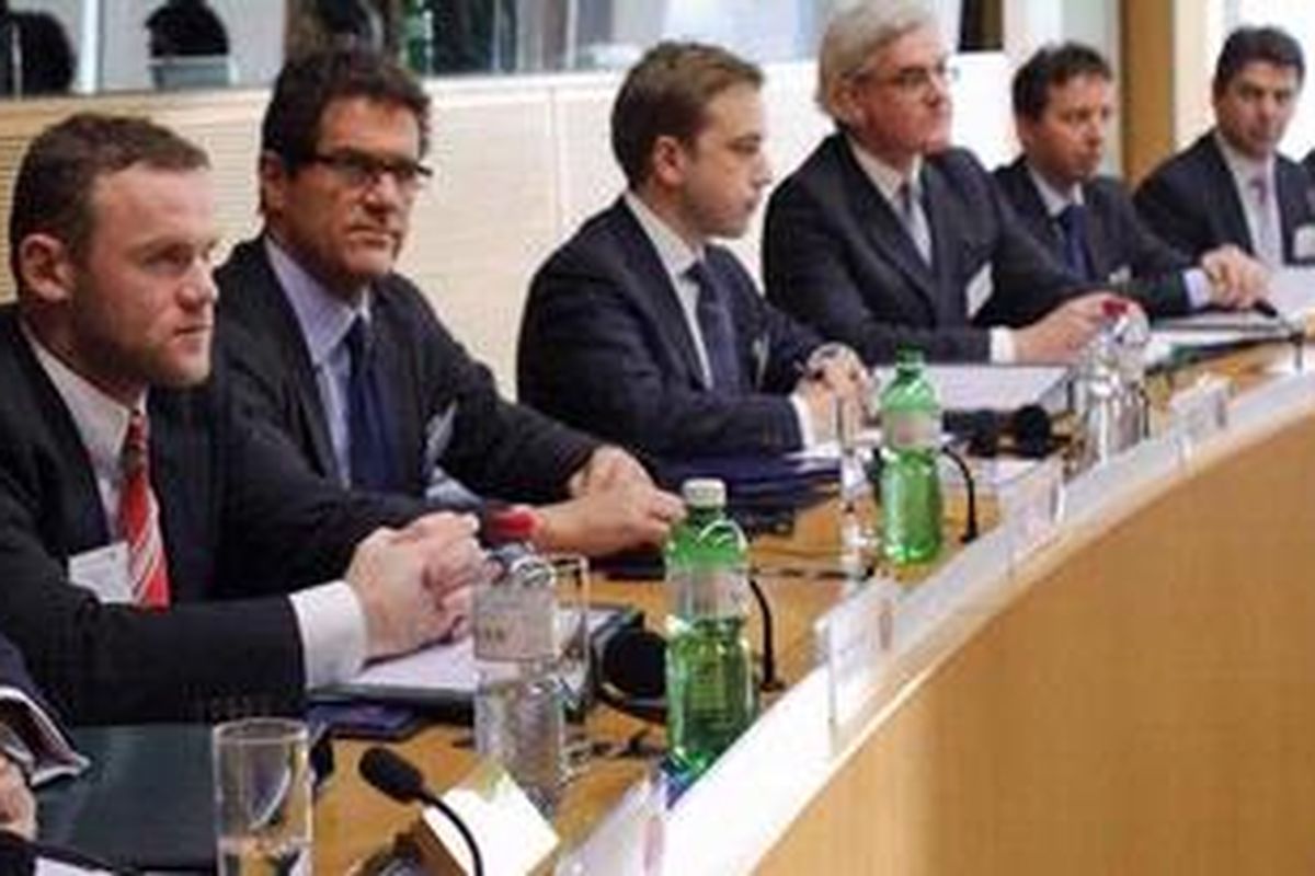 Penyerang Inggris, Wayne Rooney (kiri) didampingi pelatih Fabio Capello, pada sidang banding terhadap sanksi skors tiga pertandingan untuknya, di markas UEFA, di Nyon, Kamis (8/12/2011). 