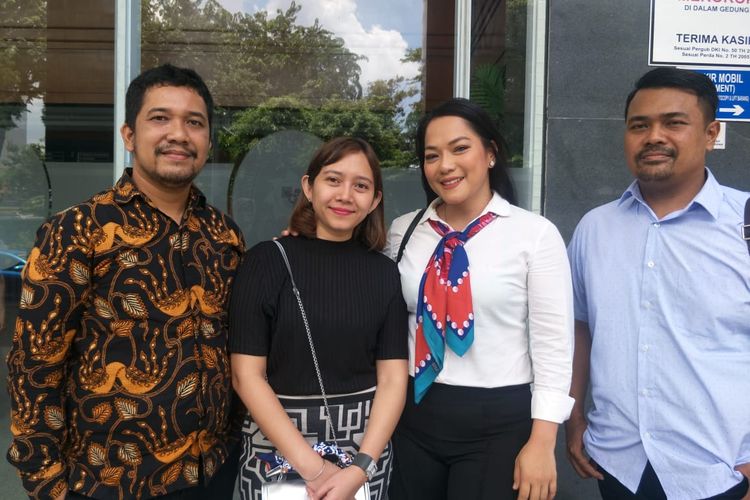 Jenny Cortez bersama kuasa hukum dan mantan manajernya saat ditemui usai sidang di Pengadilan Negeri Jakarta Pusat, Bungur,  Selasa (10/3/2020).