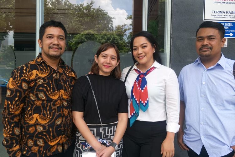 Jenny Cortez bersama kuasa hukum dan mantan manajernya saat ditemui usai sidang di Pengadilan Negeri Jakarta Pusat, Bungur, Selasa (10/3/2020).