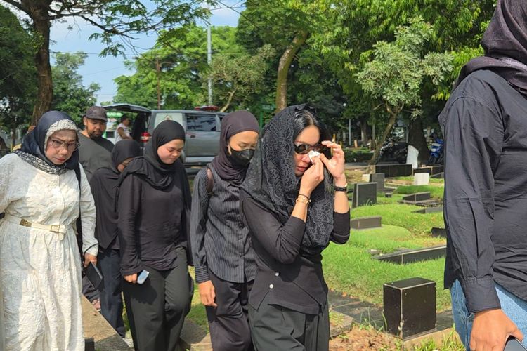 Isak Tangis Bunga Zainal Iringi Pemakaman Sang Ayah di TPU Tanah Kusir