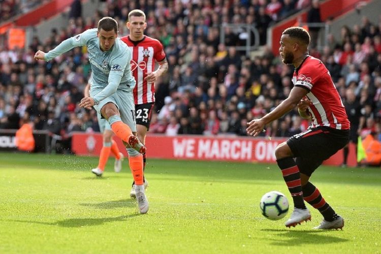 Ryan Bertrand menahan tendangan Eden Hazard pada laga Southampton vs Chelsea di Stadion St. Mary's dalam lanjutan Premier League, 7 Oktober 2018. 