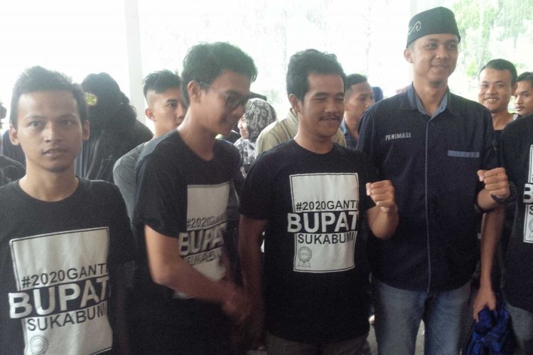 Sejumlah mahasiswa mengenakan kaos bertuliskan #2020GantiBupatiSukabumi di Sukabumi, Jawa Barat, Jumat (4/5/2018).