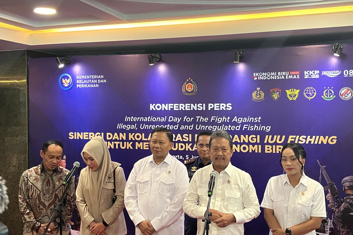 Menteri Kelautan dan Perikanan Sakti Wahyu Trenggono saat konferensi pers di Kantor KKP, Jakarta, Kamis (5/6/2025). 