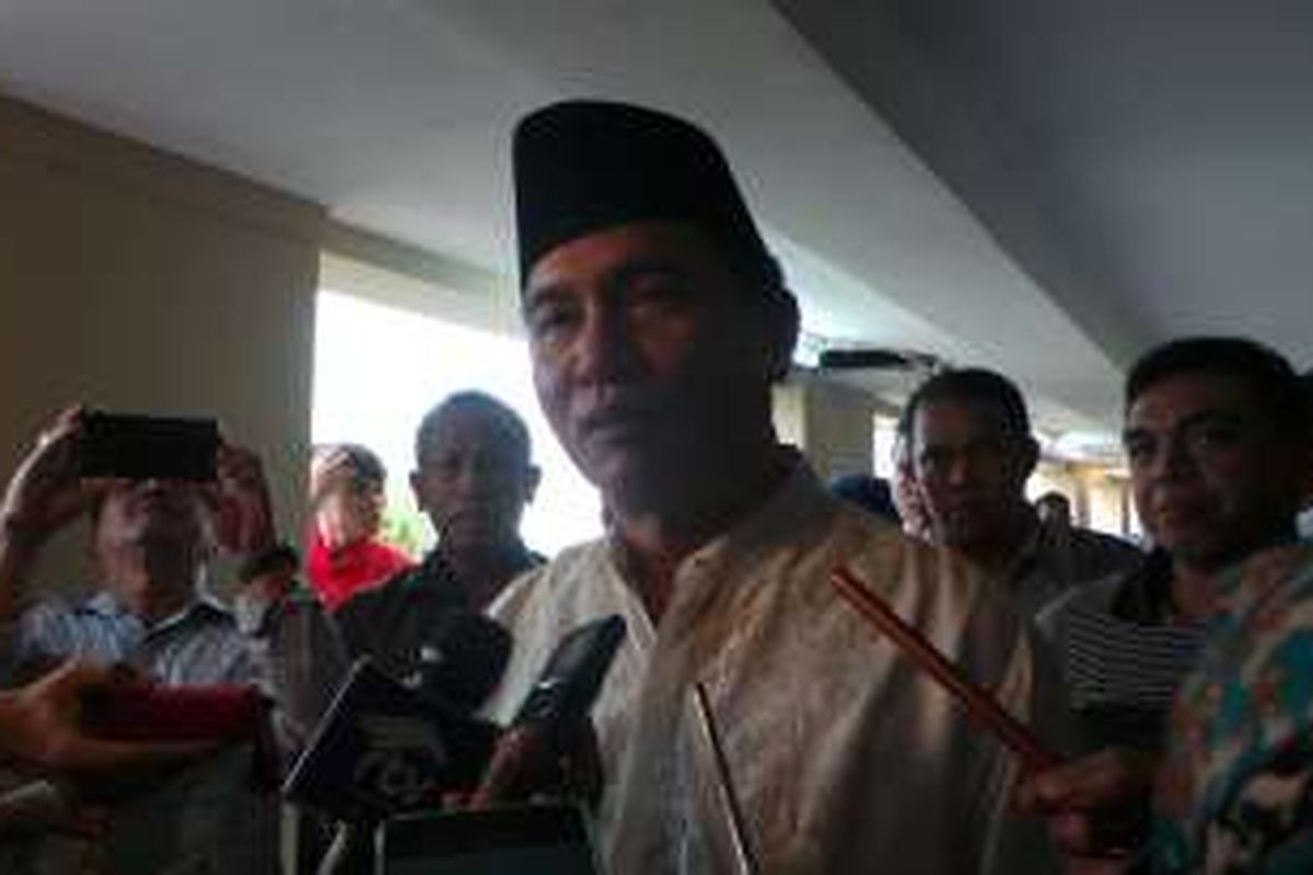 Bakal calon gubernur DKI Yusril Ihza Mahendra seusai menjadi Khatib Shalat Jumat, di Masjid Nurul Iman, Blok M Square, Jakarta Selatan, Jumat (25/3/2016).