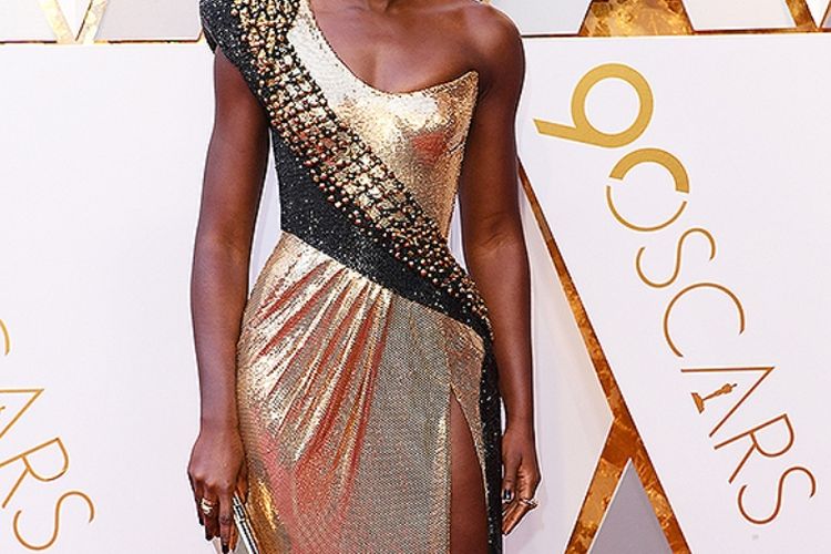 Aktris Lupita NyongO saat menghadiri acara Piala Oscar 2018.