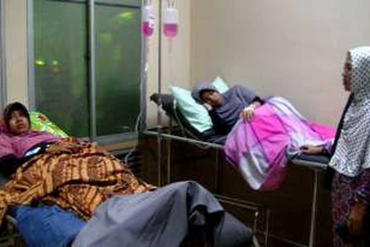 Dua orang siswi MAN sedang menjalani perawatan di ruang IGD RSUD Cut Nyak Dhien Meulaboh, Aceh Barat, Kamis (28/4/2016). Empat orang siswi diduga mengalami keracunan setelah minum susu, semangka, dan teh dalam kemasan saat berbuka puasa pada Kamis petang.