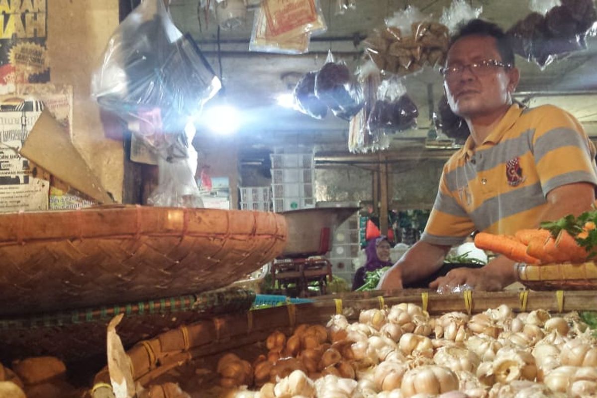 Bawang putih dijual oleh pedagang di Pasar Muka Cianjur, Jawa Barat beberapa waktu lalu.