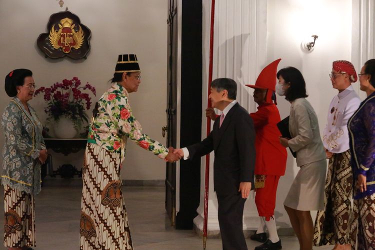 Kaisar Naruhito disambut Raja Yogyakarta Sri Sultan Hamengku Buwono X di Keraton Yogyakarta, Rabu (21/6/2023)