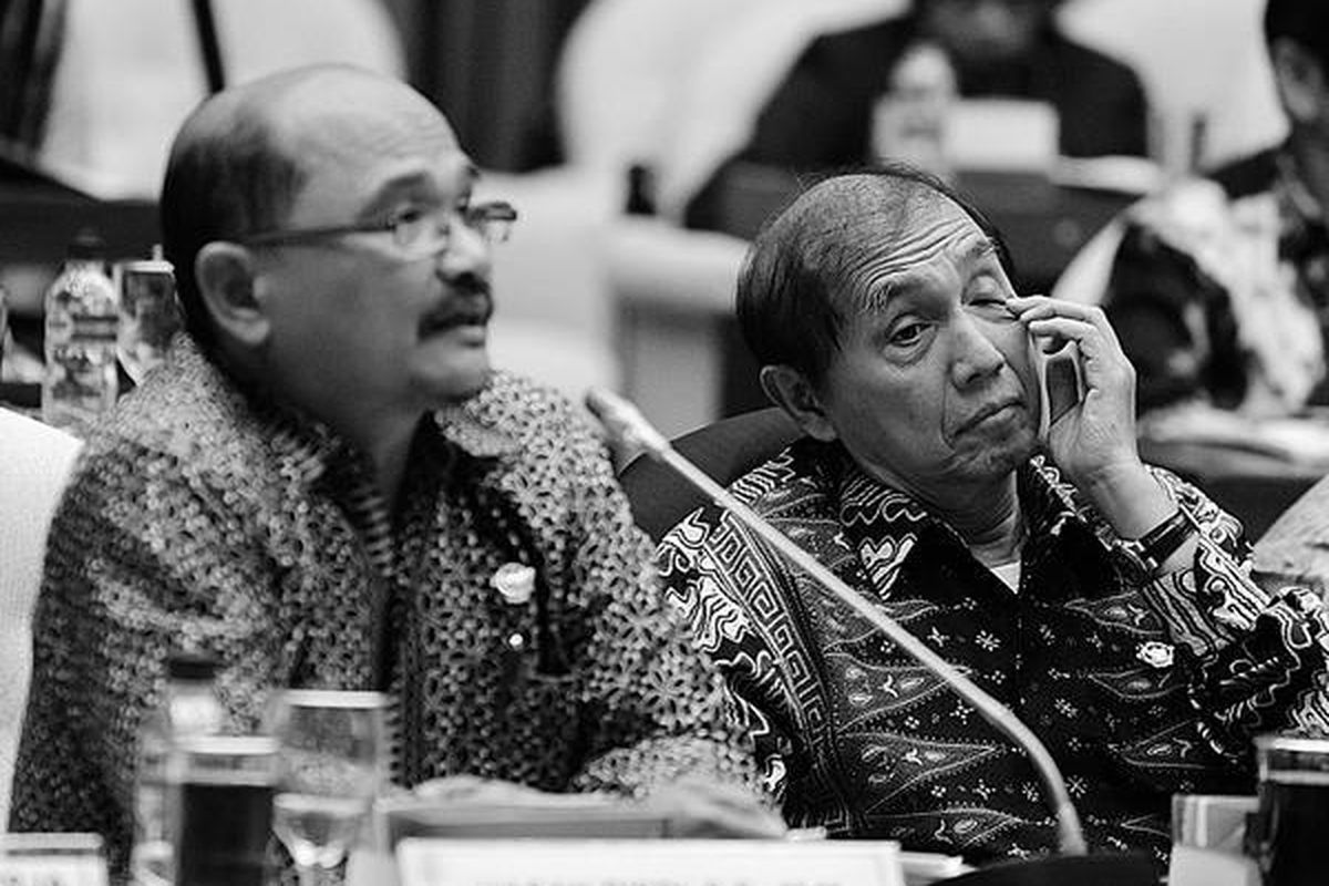 Ketua Badan Pemeriksa Keuangan (BPK) Hadi Purnomo (kanan), didampingi Wakil Ketua BPK Hasan Bisri, mengikuti rapat kerja dengan Tim Pengawas  DPR untuk Penuntasan Kasus Bank Century di Senayan, Jakarta, Rabu (1/2). BPK dimintai keterangan mengenai hasil audit forensik yang mereka lakukan atas kasus pemberian dana talangan ke Bank Century senilai Rp 6,7 triliun.
