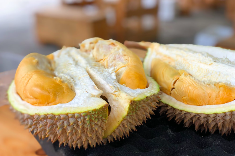 Durian yang dijuluki rajanya buah memiliki rasa manis dan aroma yang kuat. Selain itu, buah durian juga mengandung banyak nutrisi dan potensi manfaat untuk kesehatan.