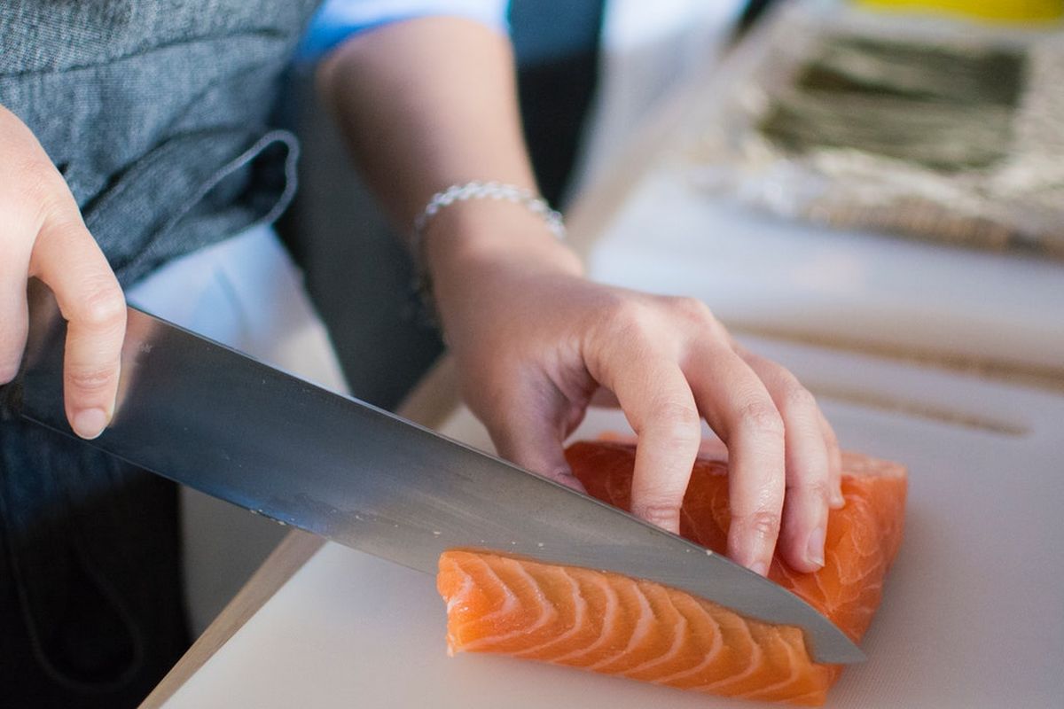 Ikan berlemak, seperti salmon, juga merupakan salah satu makanan untuk meredakan nyeri sendi.