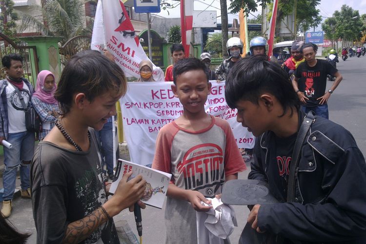 Salah satu potongan aksi teatrikal yang dilakukan anak jalanan dalam peringatan Hardiknas di Kabupaten Kediri, Jawa Timur, Selasa (2/5/2017).