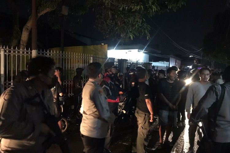 Anggota Polresta Tasikmalaya mengamankan pengeroyokan masyarakat terhadap dua anak muda yang diduga geng motor di Jalan Ahmad Yani Kota Tasikmalaya, Minggu (23/1/2022) dini hari.