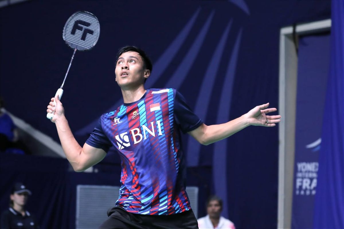 Aksi tunggal putra Indonesia, Shesar Hiren Rhustavito, saat menghadapi wakil Jepang, Kodai Naraoka, pada laga babak 16 besar French Open 2022 yang digelar di Stade Pierre Coubertin, Kamis (27/10/2022) waktu setempat. Terkini, Vito berhasil menembus babak 16 besar Hylo Open 2022 seusai wakil India, HS Prannoy, memutuskan walkover. Adapun laga Vito vs Prannoy sejatinya bakal digelar di Lapangan 3 Saarlandhalle Saarbrucken pada Rabu (2/11/2022). Artikel ini berisi jadwal siaran langsung India Open 2023.