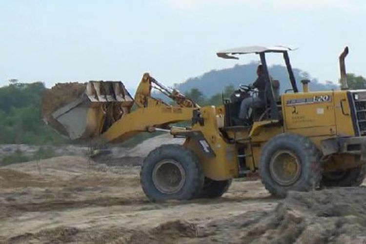 Alat berat dikerahkan membentuk lintasan Motocross MX GP 2017 di GOR Sahabudin Pangkal Pinang, Kepulauan Bangka Belitung.