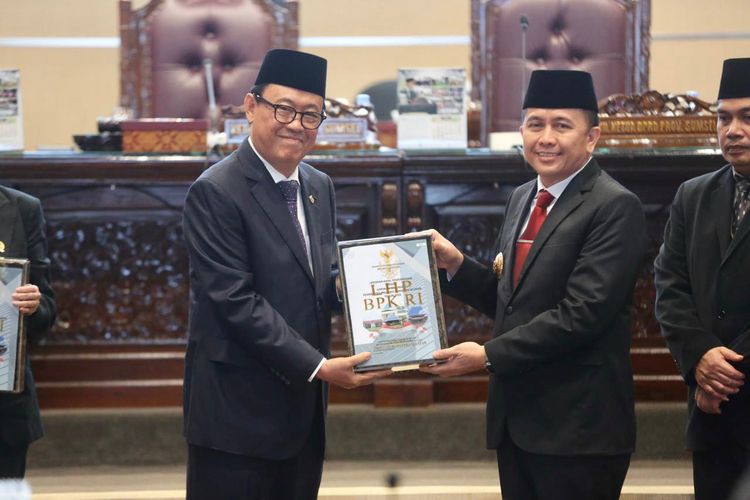 Penjabat (Pj) Gubernur Sumatera Selatan (Sumsel) Agus Fatoni menerima Laporan Hasil Pemeriksaan (LHP) Provinsi Sumsel dari Anggota V BPK RI Ahmadi Noor Supit pada Rapat Paripurna Istimewa di Gedung DPRD Provinsi Sumsel, Senin (13/5/2024)