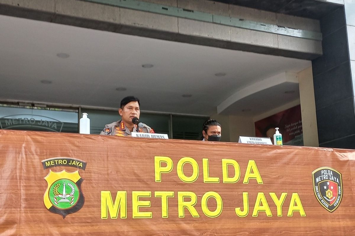 Kabid Humas Polda Metro Jaya Kombes Endra Zulpan saat mengumumkan status tersangka Ipda OS dalam kasus penembakan di Exit Tol Bintaro, Selasa (7/12/2021) di Mapolda Metro Jaya.