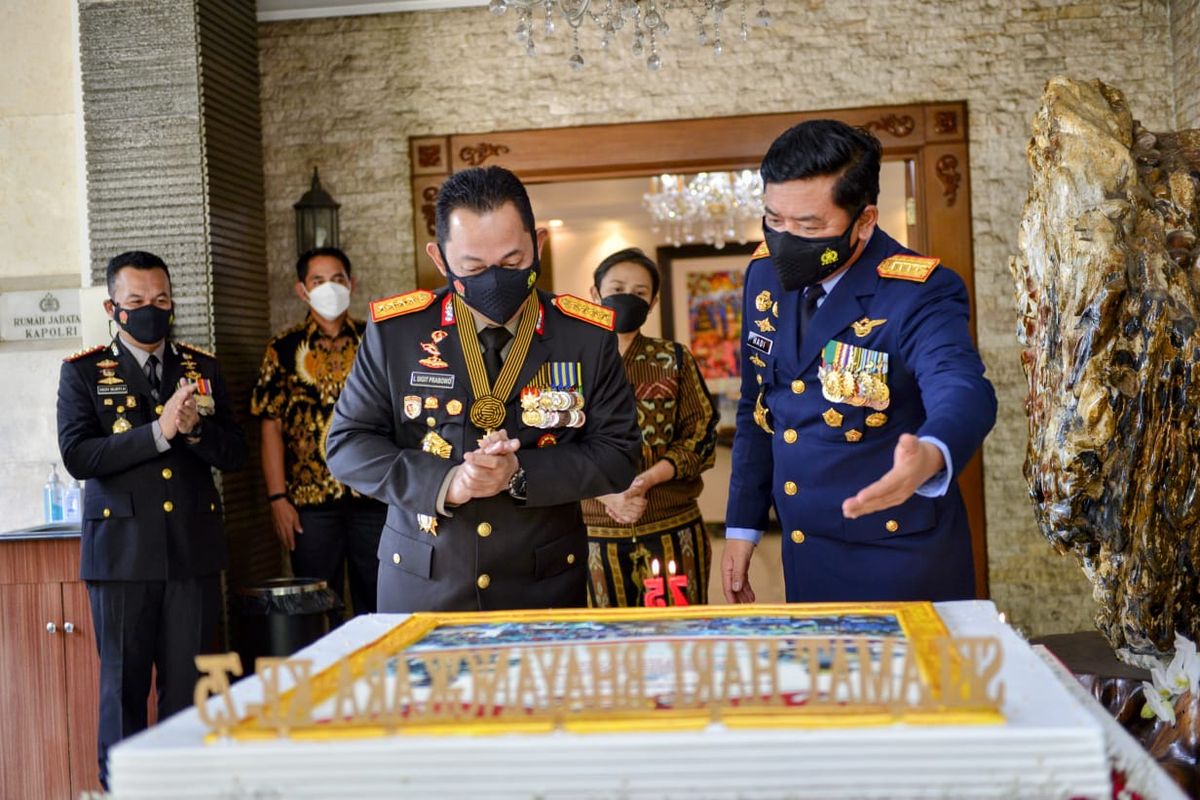 Panglima TNI Marsekal Hadi Tjahjanto memberikan kejutan kepada Kapolri Jenderal Pol Listyo Sigit Prabowo pada HUT ke-75 di rumah dinas Kapolri, Jakarta Selatan, Kamis (1/7/2021).  