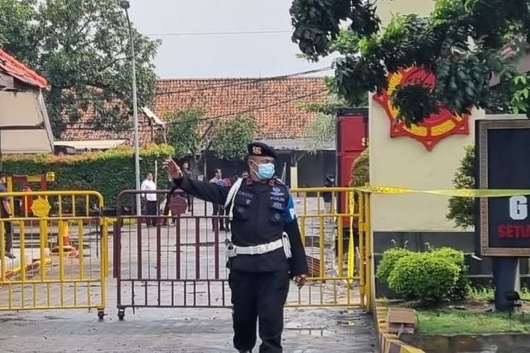 Petugas mengamankan lokasi ledakan di Mako Brimob Surabaya, Senin (4/3/2024). Menurut Kapolda Jatim Irjen Imam Sugianto, sumber ledakan di Mako Brimob Polda Jatim itu diduga berasal dari sisa temuan bahan peledak yang akan dimusnahkan.