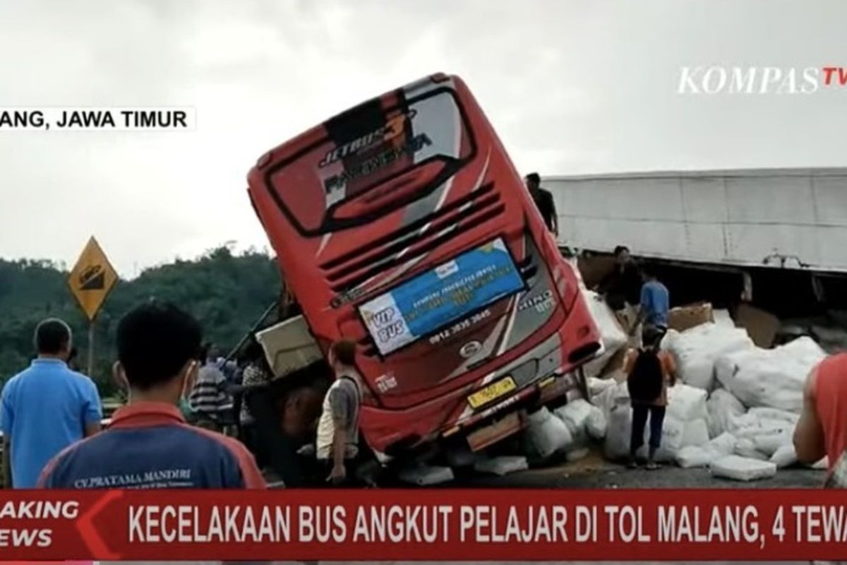 Kecelakaan melibatkan bus pariwisata dan truk terjadi di Jalan Tol Lawang KM 77 +100 dari arah Surabaya menuju Malang, pada Senin (23/12/2024) sore.