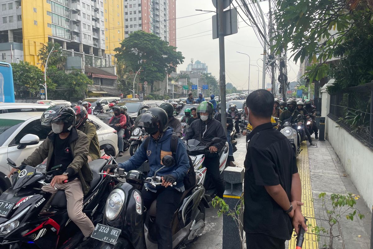 Sejumlah pengendara roda dua menaiki trotoar di Jalan Raya Matraman mengarah ke Jalan Proklamasi, Jakarta Pusat, Selasa (14/5/2024).