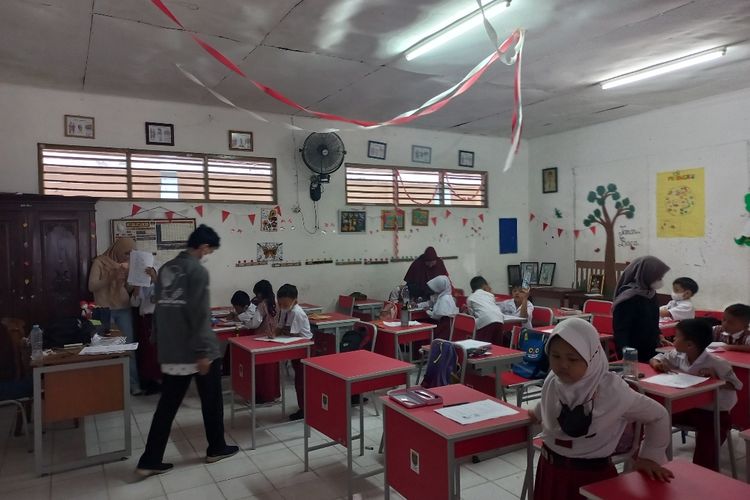 Usai Satpol PP gagal mengosongkan SDN Pondok Cina 1, para siswa tetap melakukan kegiatan belajar mengajar di sekolah, Senin (12/12/2022).