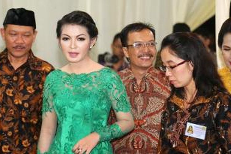 Calon istri dari putra sulung Presiden Joko Widodo, Gibran Rakabuming Raka, Selvi Ananda Putri usai mengikuti tradisi Tembungan dirumahnya  di Sumber, Surakarta, Jawa Tengah,  Selasa (9/6/2015). Selvi dan Gibran akan melaksanakan akad nikah pada Kamis (11/6).