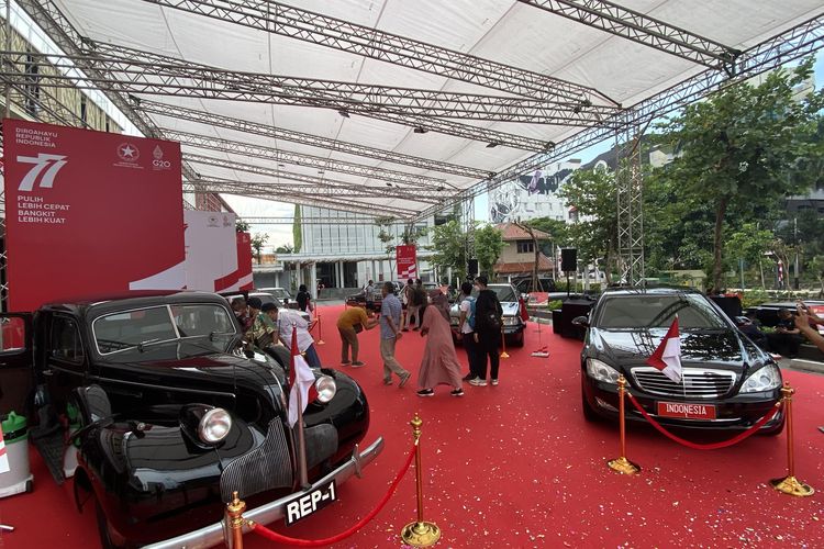 Sebanyak tujuh mobil kepresidenan Indonesia dari masa ke masa berjejer rapih di Gedung Sarinah, Jakarta, Sabtu (13/7/2022).