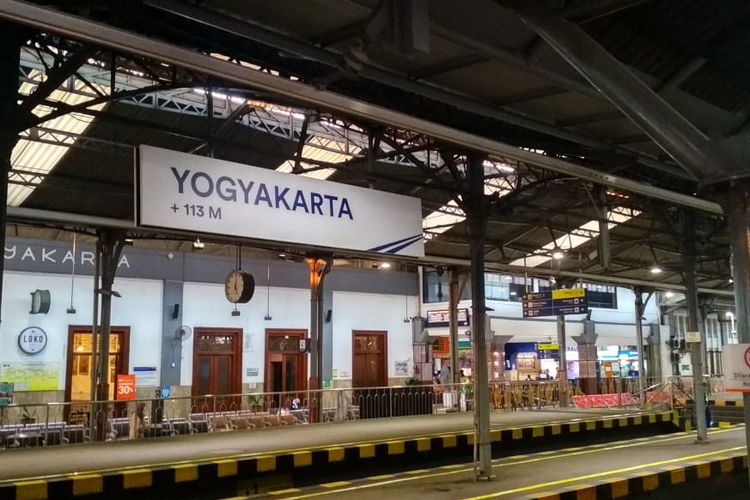 Stasiun Yogyakarta. Simak perbandingan perkiraan biaya mudik dari Jakarta ke Yogyakarta melalui jalur darat mulai dari mobil pribadi, bus, dan kereta api.