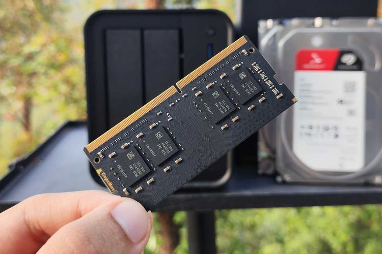 Ilustrasi komponen storage yang bisa berperilaku seperti RAM.