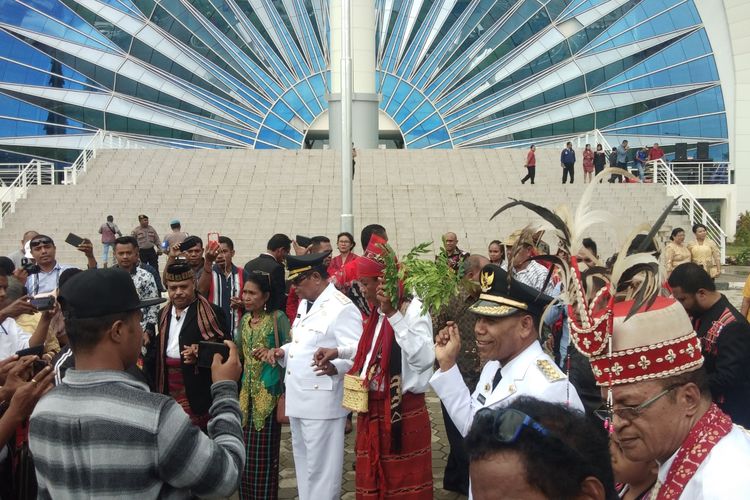 Bupati Bupati dan Wakil Bupati Alor, Amon Djobo-Imran Duru, saat menari Lego-lego bersama warga Alor di halaman kantor Gubernur NTT, Minggu (17/3/2019).