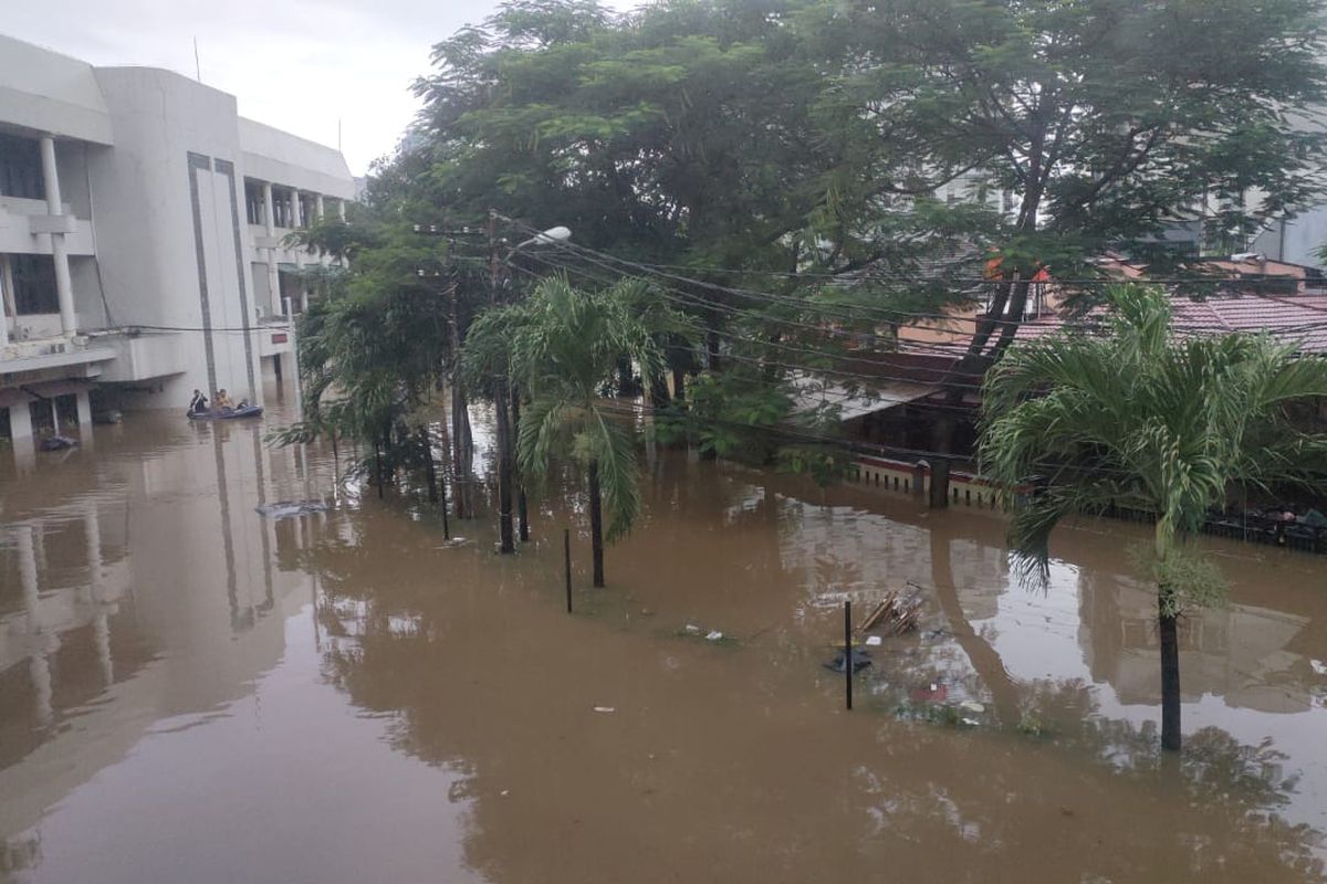 Banjir di kawasan Plaza Bisnis Kemang, Bangka, Mampang Prapatan, Jakarta Selatan pada Sabtu (20/2/2021) pagi. Banjir terpantau hingga 2,5 meter di titik terdalam. Banjir di Plaza Bisnis Kemang bertambah parah karena tembok bagian belakang jebol.